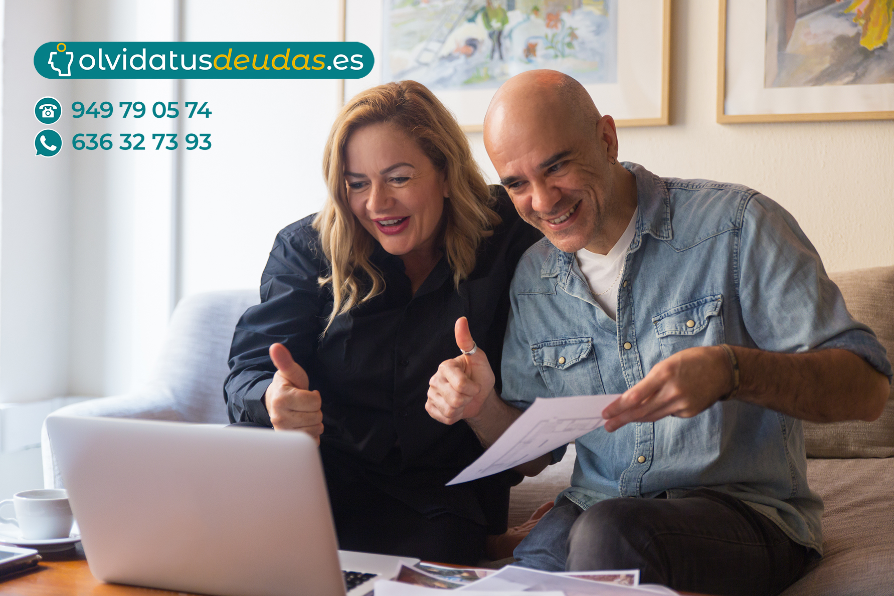 familia contenta delante de portatil